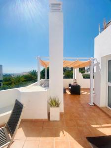 patio z laptopem na dachu domu w obiekcie Cozy Townhouse Selwo w mieście Estepona