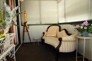 Uma área de estar em Pacific View Bed and Breakfast