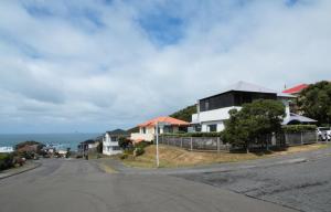 una calle con casas al lado de la carretera en Pacific View Bed and Breakfast, en Wellington