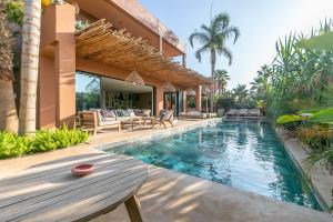 ein Infinity-Pool in einer Villa mit Terrasse in der Unterkunft Villa Ecolodge DAR LOUMA in Marrakesch