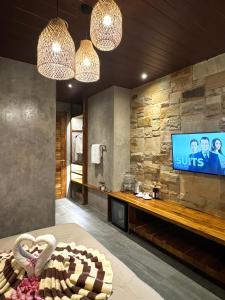 TV a/nebo společenská místnost v ubytování Batatu Resort - Adults Only