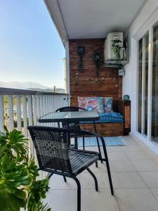 En balkon eller terrasse på Estudio con acceso privado a la playa. + 2 billeder