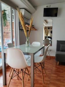 Et tv og/eller underholdning på Estudio con acceso privado a la playa.