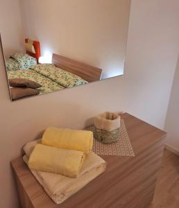 um quarto com uma cama e duas toalhas numa mesa em Home Istria 81 em Trieste