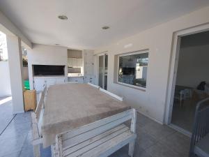 ein Esszimmer mit einem Tisch in einem Zimmer in der Unterkunft Casa Ravi in Pilar