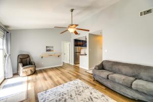 Predel za sedenje v nastanitvi Charming Jacksonville Abode with Patio!