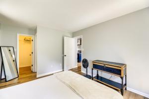 Postelja oz. postelje v sobi nastanitve Charming Jacksonville Abode with Patio!