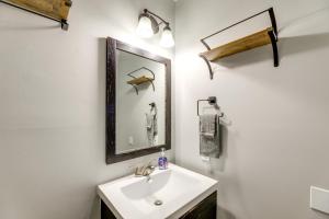 Koupelna v ubytování Charming Jacksonville Abode with Patio! + 19 fotografií