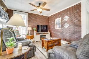 un salon avec deux canapés et un mur de briques dans l'établissement Quaint Mt Vernon Cottage Near Historic Dtwn!, à Mount Vernon
