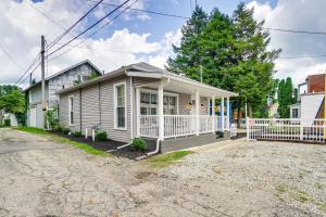 une petite maison blanche avec une clôture blanche dans l'établissement Quaint Mt Vernon Cottage Near Historic Dtwn!, à Mount Vernon