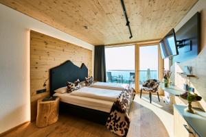 TV a/nebo společenská místnost v ubytování Bergwelt Kandel Hotel & Eventlocation