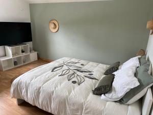 a bedroom with a bed and a clock on the wall at Villa Étang salé les bains avec piscine privée in Étang-Salé les Bains
