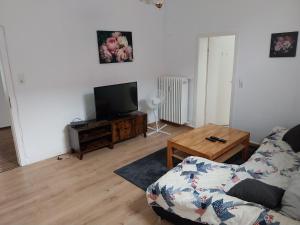 ein Wohnzimmer mit Couch und Flachbildfernseher in der Unterkunft 3 Zimmer Ferien & Monteurwohnung 1 Etage in Riedstadt