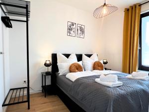 a bedroom with a bed with two towels on it at Apartment Ratingen - Balkon, Nähe DÜ-Messe und Airport in Ratingen