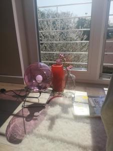 a room with a window and a table with a candle and flowers at Modernes Haus nahe Köln Zentrum- mindestens 6 Nächte in Cologne