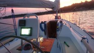Un barco con un televisor en la parte delantera. en Velero Viko S30, en Sitges