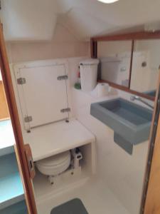Un baño pequeño con inodoro y lavabo. en Velero Viko S30, en Sitges