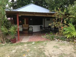 Aed väljaspool majutusasutust Amitie Chalets Praslin