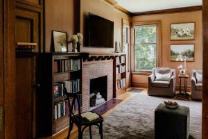 Ruang duduk di The Pearson House with Waterfront, Boat, Hot Tub, Movie Theater & Firepit +32 gambar