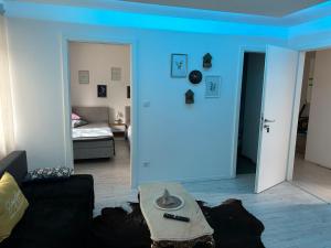 a blue room with a couch and a table at Suite chez willi in Niederschaeffolsheim
