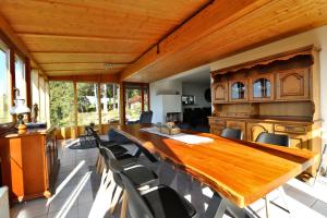 une salle à manger avec une grande table et des chaises en bois dans l'établissement Fewo "Alpenliebe" im Haus Fritz, 3 Schlafzimmer, E-Auto-Ladestation, Eisenbach, Titisee, à Oberbränd 27 autres photos