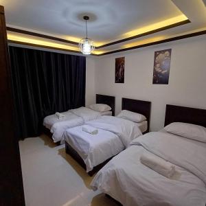 Postel nebo postele na pokoji v ubytování Laperla family apartment 1 + 36 fotografií