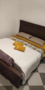 a bed with two yellow blocks on top of it at Dar lmedina in Essaouira