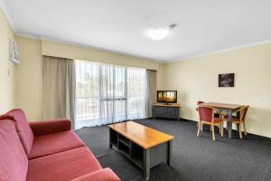 Χώρος καθιστικού στο Quiet unit in leafy hotel