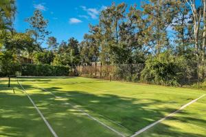 Εγκαταστάσεις για τένις ή/και σκουός στο Quiet unit in leafy hotel ή εκεί κοντά
