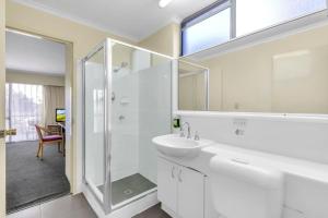 Ένα μπάνιο στο Quiet unit in leafy hotel