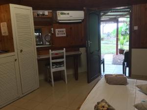 Köök või kööginurk majutusasutuses Amitie Chalets Praslin