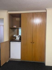 Η κουζίνα ή μικρή κουζίνα στο Quiet unit in leafy hotel