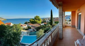 トロギールにあるApartmani Cubelaの海の景色を望む家のバルコニー