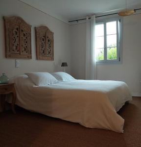 a bedroom with a large white bed with a window at MAISON DE MARQUAY-MAISON D'HOTES in Marquay +19 photos
