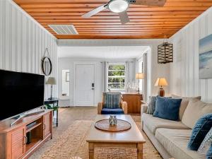 Μια τηλεόραση ή/και κέντρο ψυχαγωγίας στο Picturesque Bungalow in Savannah