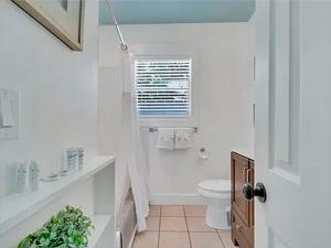 Ένα μπάνιο στο Picturesque Bungalow in Savannah +18 φωτογραφίες