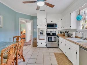 Η κουζίνα ή μικρή κουζίνα στο Picturesque Bungalow in Savannah