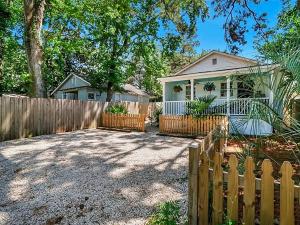 Κήπος έξω από το Picturesque Bungalow in Savannah