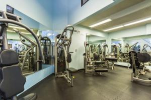 Fitness centrum a/nebo fitness zařízení v ubytování Spacious 2 Bed with Views