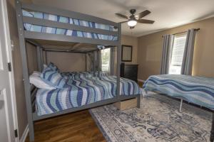 Un dormitorio con una litera con rayas azules y blancas en Mark and Faiths Lake House, en Worthville