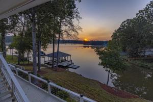 - Vistas a un lago con muelle en Mark and Faiths Lake House, en Worthville