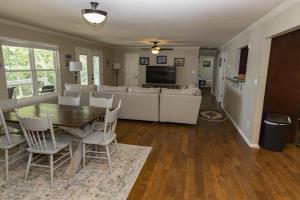 una sala de estar con una mesa y un sofá en Mark and Faiths Lake House, en Worthville