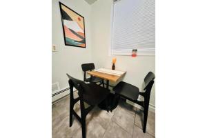 グレートフォールズにあるCharming 1-Bedroom Apartment in Great Neighborhoodの部屋のダイニングテーブルと椅子