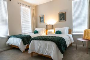 En eller flere senge i et værelse på Brand New 3BR 2 BH The Meadow