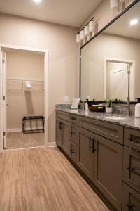 Et badeværelse på Brand New 3BR 2 BH The Meadow