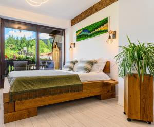 波亚纳布拉索夫Studio Rubio的一间卧室，里面有一张床和一扇大窗户。