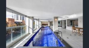 una piscina en medio de un edificio en Happy BNB deluxe suit in adelaide CBD, en Adelaida