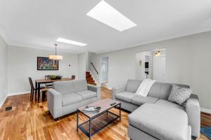 a living room with a couch and a table at Cozy Home by Niagara Falls in Thorold