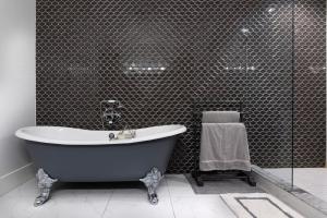 Ένα μπάνιο στο Lux Townhome - Washington Park - Walk to ALL +62 φωτογραφίες