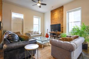 Μια τηλεόραση ή/και κέντρο ψυχαγωγίας στο Lux Townhome - Washington Park - Walk to ALL